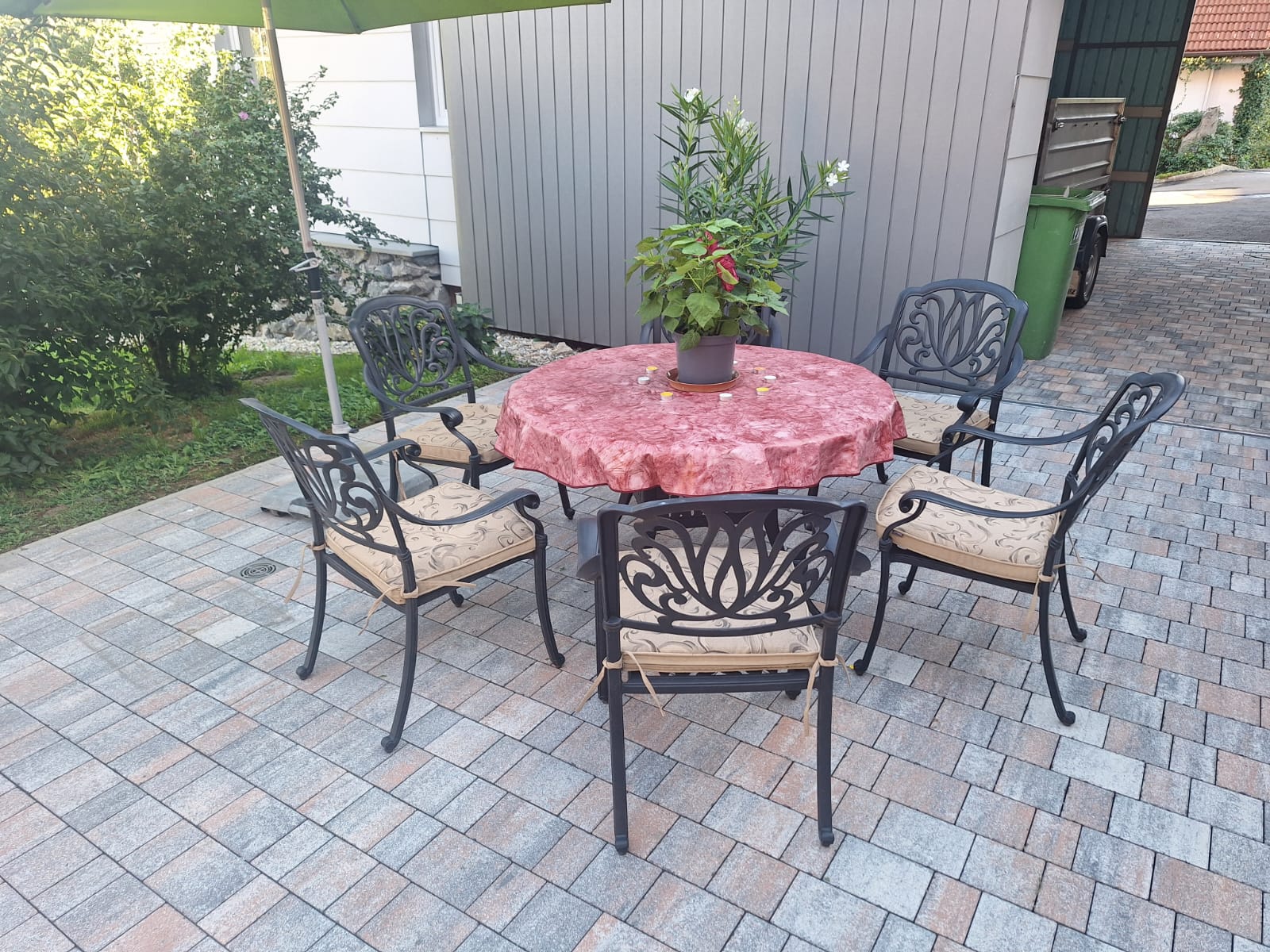 Große Sitzgruppe mit Sonnenschirm auf der Terrasse des Ferienhauses Stefanie im Vulkanland
