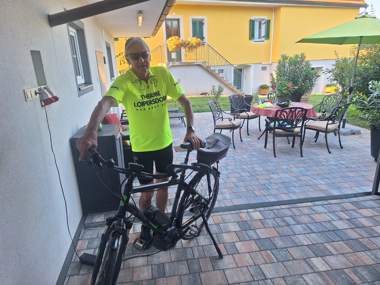 Radfahrer mit E-Bike auf der Terrasse vom Ferienhaus Stefanie im Vulkanland