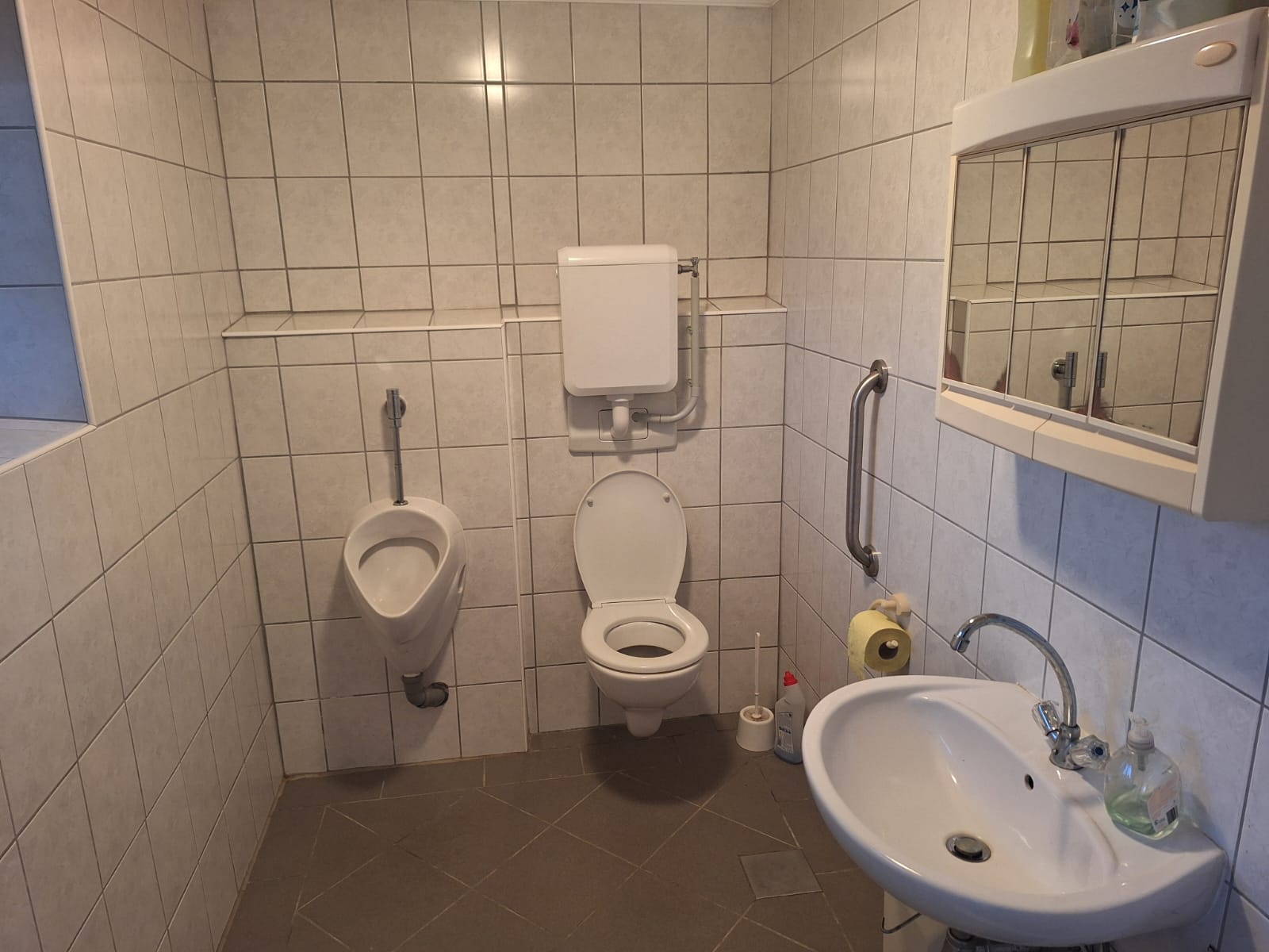 Zweites Badezimmer mit WC, Urinal und Waschbecken im Ferienhaus Stefanie im Vulkanland