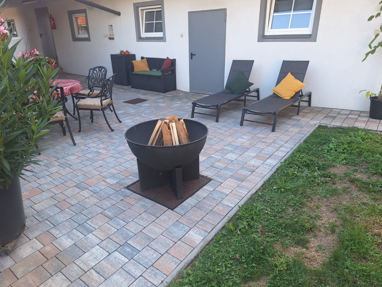 Feuerstelle und Liegestühle auf der Terrasse vom Ferienhaus Stefanie im Vulkanland