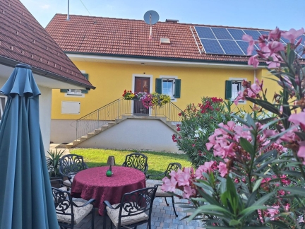 Außenansicht von Haus Stefanie mit Terrasse