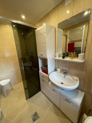 Badezimmer mit Dusche und Waschtisch